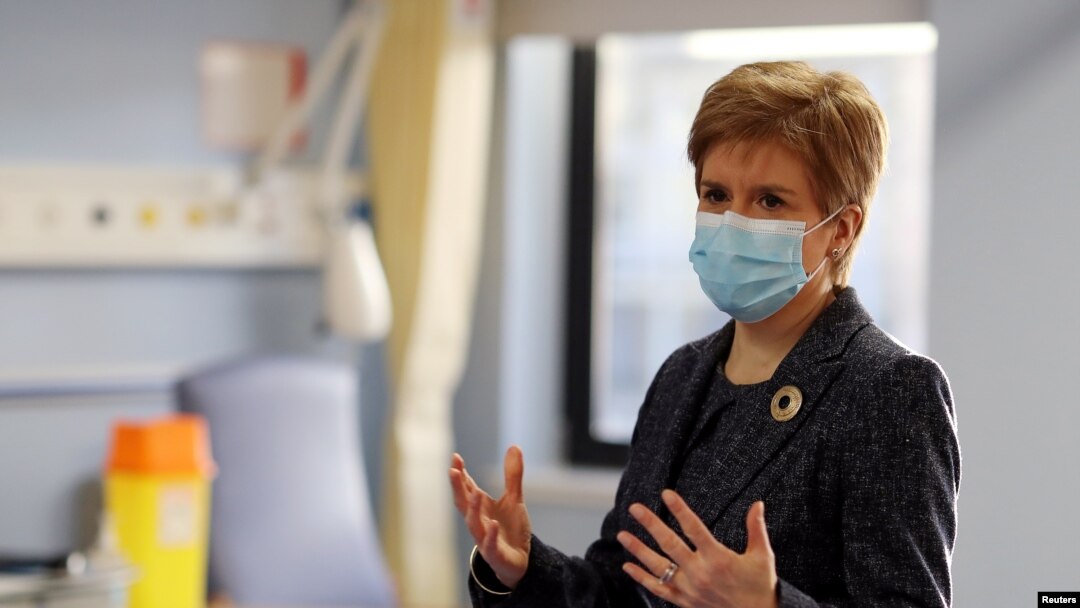 La premier escocesa, Nicola Sturgeon, durante una vista a un hospital en Edimburgo, en diciembre de 2020, en medio del avance de la ola de coronavirus que azota al país.