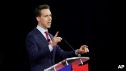 共和黨聯邦參議員霍利2022年2月在保守派政治行動會議（CPAC）上發表演說。