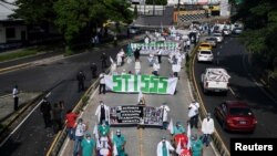 Miembros del sindicato de trabajadores del Instituto Salvadoreño de Seguridad Social (ISSS) participan en una protesta pidiendo medidas de cuarentena para contener la propagación del COVID-19 en San Salvador, El Salvador, 16 de junio 2020.