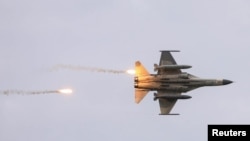 台灣自行研發的“經國”號戰機在台中參加漢光軍演。（2020年7月16日）