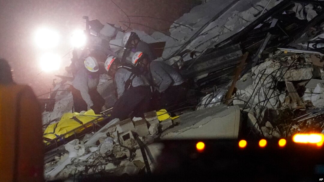 Socorristas recuperan un cuerpo de entre los escombros de parte de un edificio de 12 plantas caído, el 24 de junio de 2021, en Surfside, Miami. (AP Foto/Gerald Herbert)