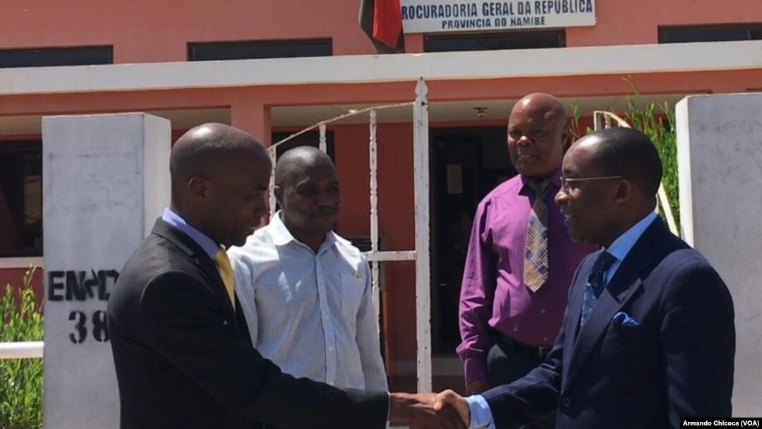 Deputado Sampaio Mucanda (esq) e procurador do Namibe, Pedro Fonseca