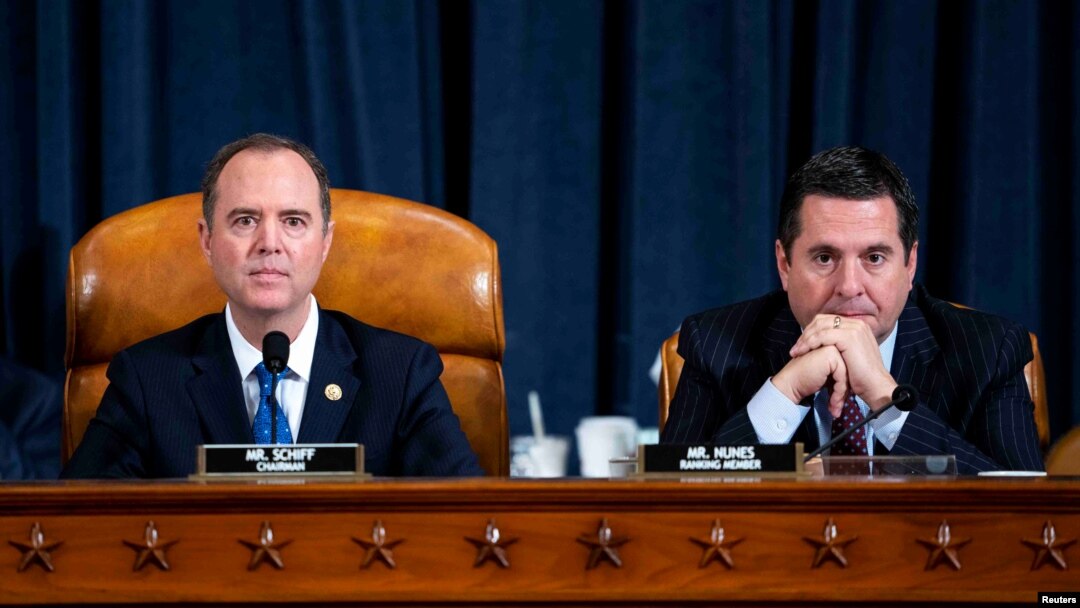 El presidente de la Comisión de Inteligencia de la Cámara de Representantes, Adam Schiff, demócrata por California, y el miembro republicano de la Comisión, Devin Nunes, de California, durante la audiencia de juicio político al presidente Donald Turmp el 20 de noviembere de 2019.