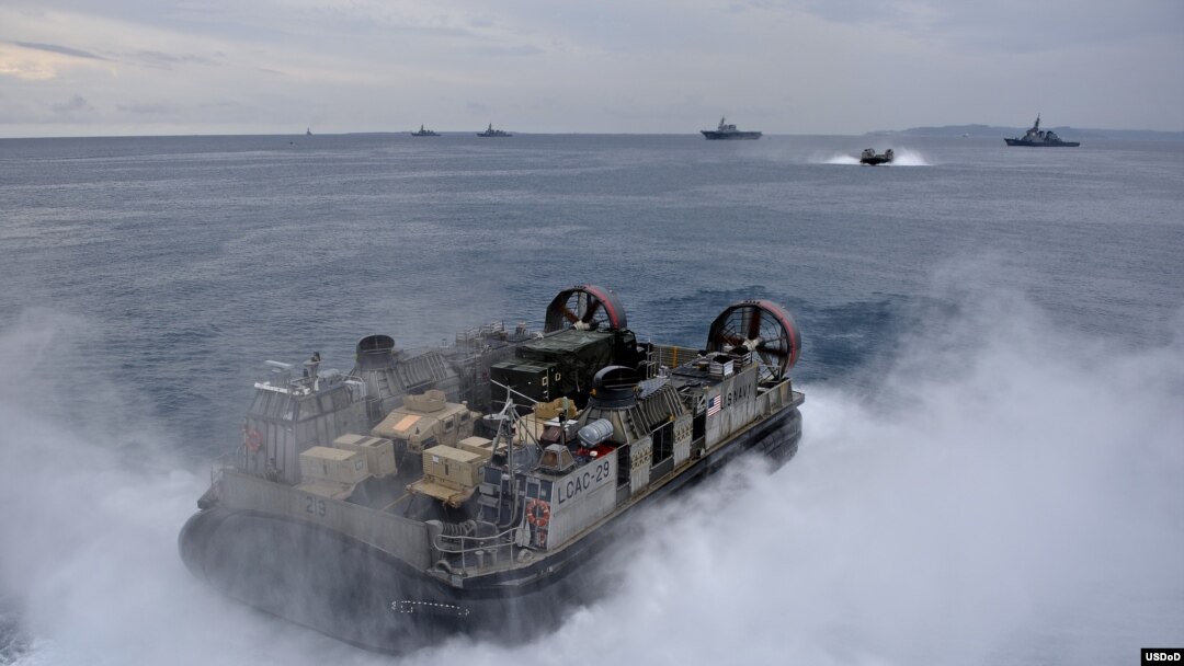 日本沖繩 (2012年11月5日) 美軍氣墊登陸艇剛剛駛離從兩棲攻擊艦﹐為開往沖繩白灘的海軍陸戰隊運送設備。美日聯合軍演11月5日開始日本各地鋪開﹐約5萬軍人參加﹐為期12天。