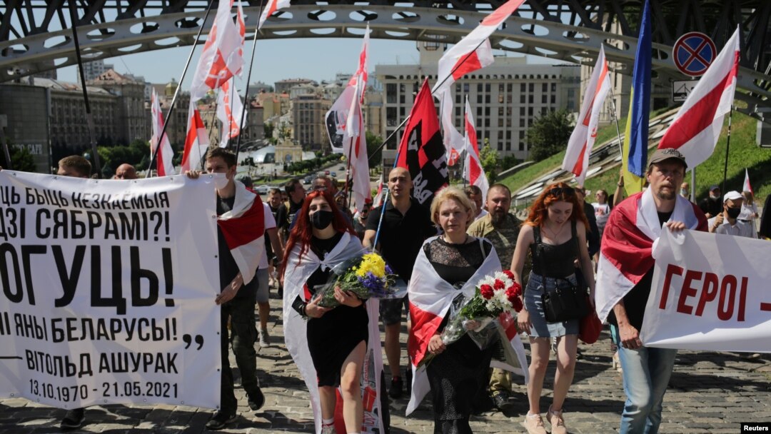 Manifestantes protestan en Kiev, Ucrania, contra la represión contra opositores en Bielorrusia el 20 de junio de 2021.