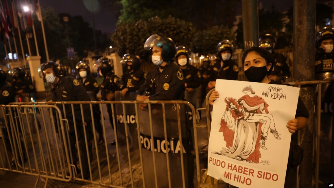 Una mujer sostiene un cartel que dice en español "Pudo haber sido mi hijo" y se une a una protesta contra la impunidad y por una reforma constitucional, en Lima, Perú, el martes 17 de noviembre de 2020.