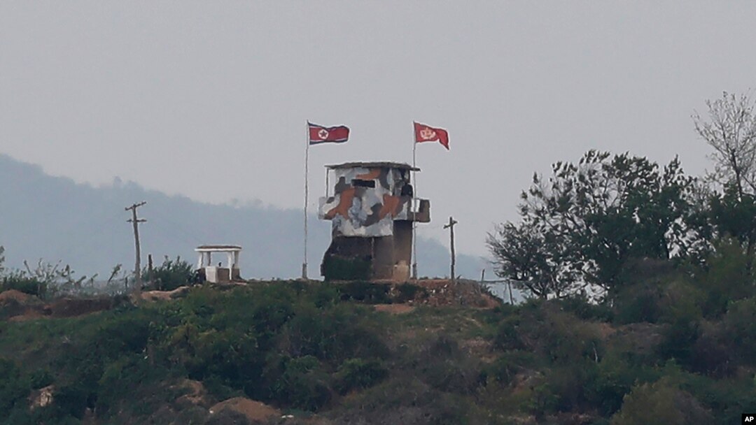 북한 군이 비무장지대(DMZ)에서 한국 군 감시초소(GP)에 3일 총격을 가했다. 사진은 이날 경기도 파주에서 바라 본 DMZ 북측 초소의 모습. 