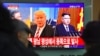 行人在韩国首尔一处火车站观看有关川普和金正恩以及朝核问题的电视新闻。（2017年11月29日）