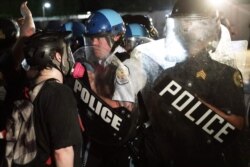 Los manifestantes protestan en respuesta al asesinato policial de George Floyd en la madrugada del 30 de mayo de 2020 en Washington, DC.