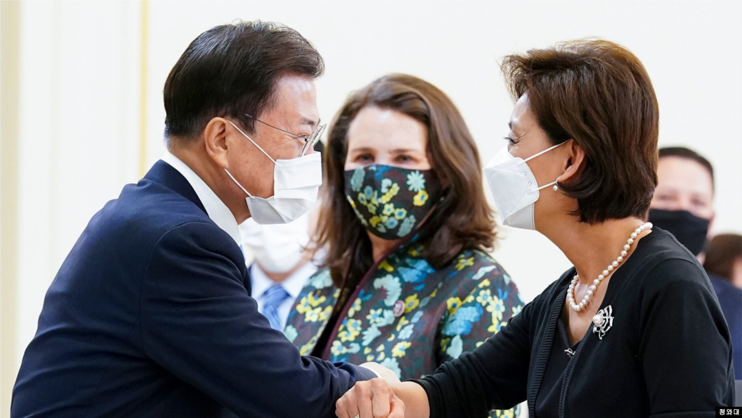 문재인 한국 대통령이 9일 청와대에서 미국 의회 코리아스터디그룹(CSGK) 대표단을 접견했다. 문 대통령이 한국계 영 김 의원과 팔꿈치 인사를 나누고 있다. 청와대 제공.
