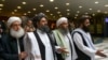 En esta imagen de archivo, tomada el 28 de mayo de 2019, el mulá Abdul Ghani Baradar, el líder político de los talibanes (segundo por la izquierda), llega con otros miembros de la delegación a un diálogo en Moscú, Rusia.