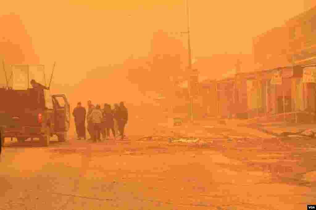 Despite the fog increasing the danger of IS militants launching attacks in Iraqi areas, families stop soldiers to ask where to find humanitarian aid on Dec. 2, 2016 in Mosul, Iraq. (H.Murdock/VOA)